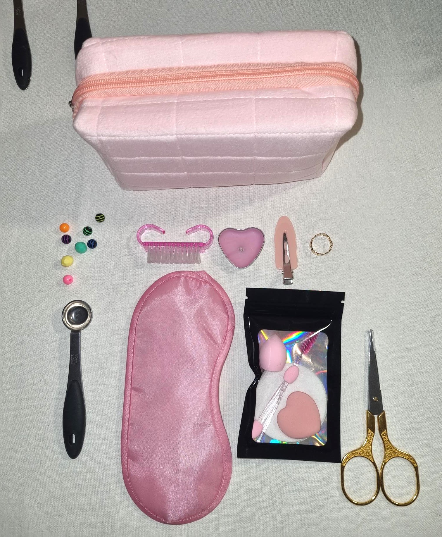 Petit Scoop Saint-Valentin avec environ 8 accessoires féminins