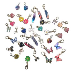 Assortiment de petites breloques décoratives colorées avec motifs cœurs, fleurs, papillons et plumes pour bijoux DIY