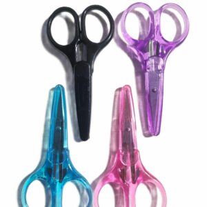 Ciseaux compacts avec capuchon colorés et format pratique